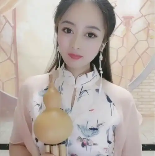 气质美女吹葫芦丝,网友好听长的有点像杨钰莹