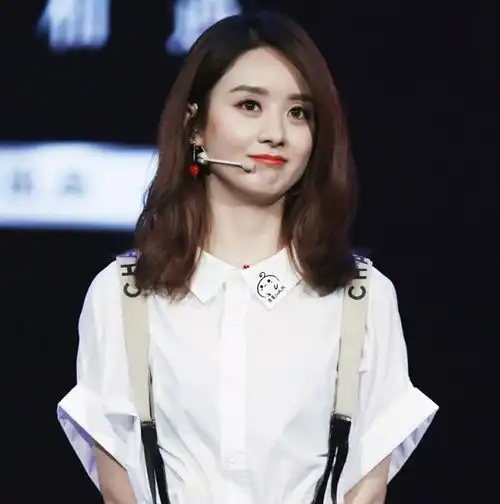 圆脸女生该如何从土气变时尚看赵丽颖就知道了