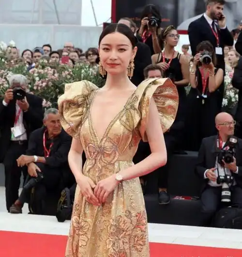 气质女神倪妮,金色刺绣礼服亮相威尼斯电影节,气质典雅超惊艳