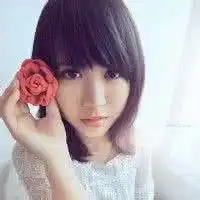 女生手拿花图片小清新微信头像图片大全