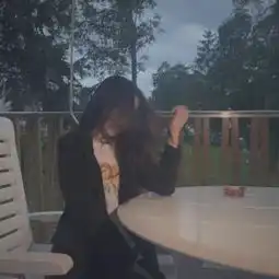 李嫣瑞士留学照曝光,颜值碾压外国同学,环境不输赵文卓女儿学校