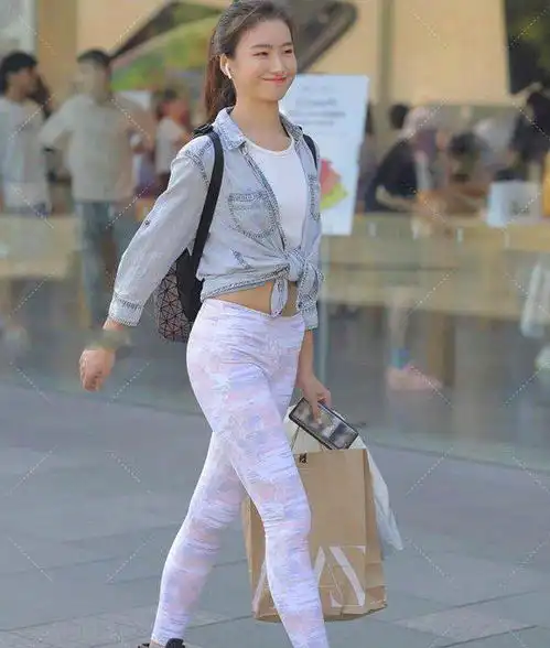 如此迷人得背影,简单大方有气质,职场女生偏爱的穿搭