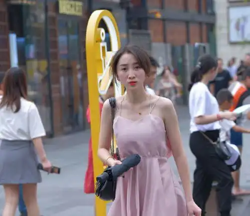 成熟的女人也很美,小姐姐粉色真丝裙,秀时尚之美