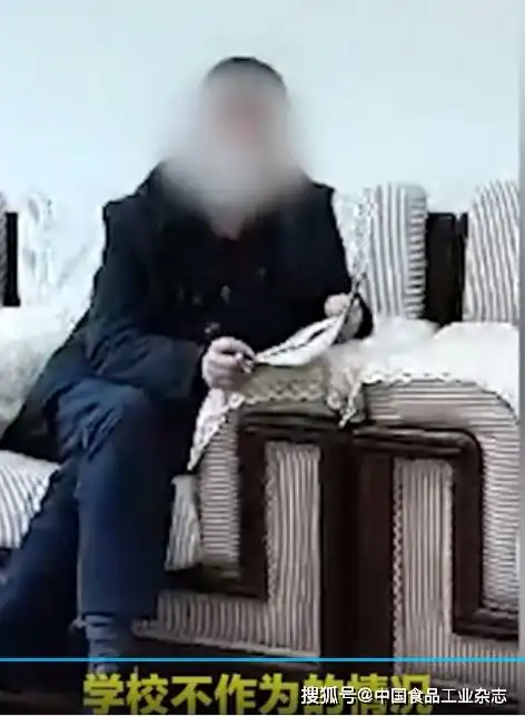 男童被高年级同学罚跪磕头致抑郁,对方家长拒不道歉闹着玩的