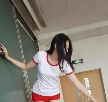 搞笑兄弟,都撑成这样了,还吃呢