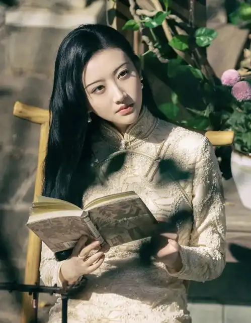 景甜在司藤里的身材真的绝了,旗袍加细眉等于完美