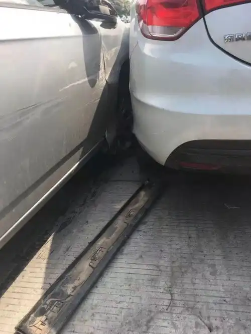 荆门一女子驾车连撞多车,安全气囊弹出