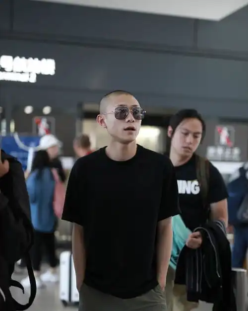 张一山剃光头要当佛系boy,墨镜搭黑上衣,双手插兜痞帅十足