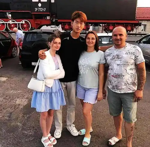 俄罗斯美女爱上河南小伙,不在乎他没房没钱,只要他身体结实就行