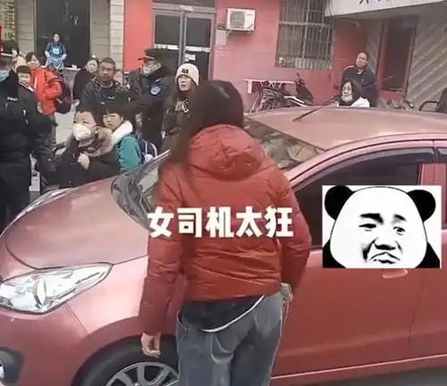 女司机驾车压小学生脚15分钟,拒绝挪车还辱骂家长