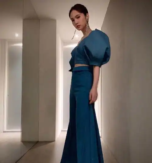 李荣浩夫妇新婚后首现身,杨丞琳露脐装阔腿裤好少女,老公太帅