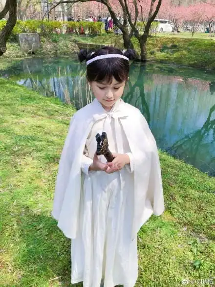 被称为全球最年轻的美女,竟是赵丽颖小时候