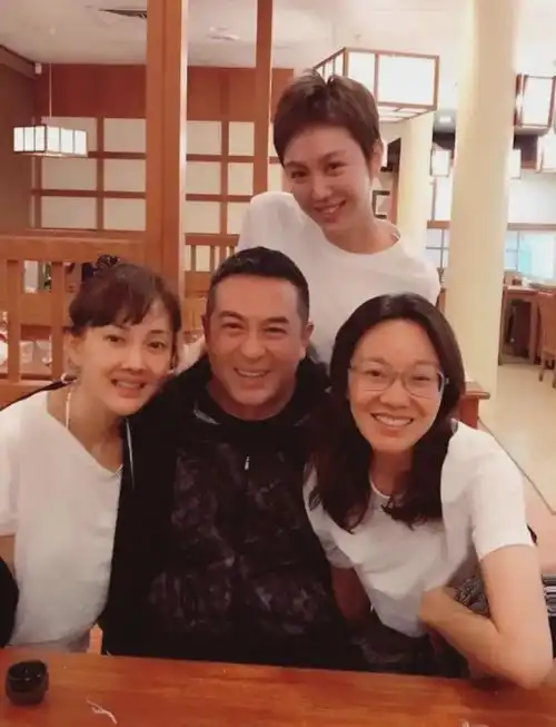 几年前,张嘉译和闫妮牛莉合影,夹在美女中间把他乐得合不拢嘴