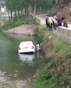 原始点案例女士开车落水急救案例