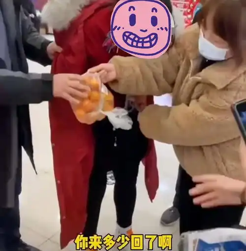 河南女子超市偷东西被当众搜身,委屈痛哭,网友超市侵犯人权