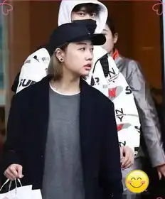 李易峰现身机场,颜值却被美女助理打败,竟然撞脸金希澈