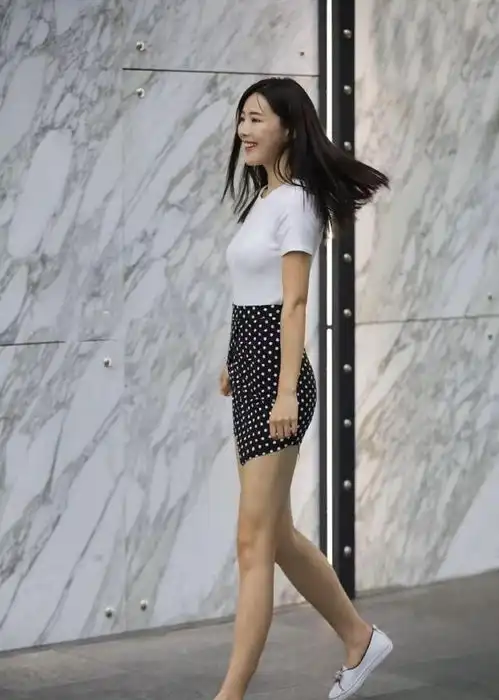 年轻女孩就是会穿,波点短裙搭配白t恤,清爽减龄又可爱
