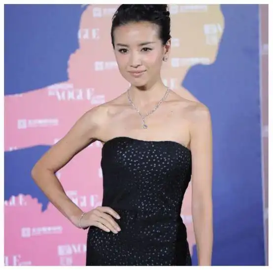董洁的皮肤也太白了,一身抹胸造型,更能显出高级仙女气质