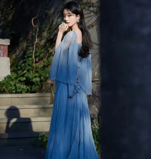 星光大赏赵丽颖连换三套裙子,黑天鹅美艳,蓝纱裙仙女,粉色甜美