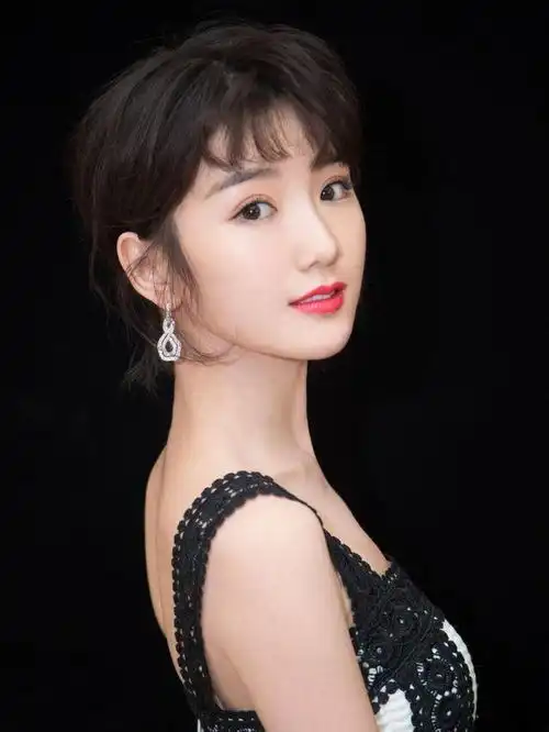 毛晓彤甩掉幼稚标签,变身优雅女人,身材凹凸有致太惊艳