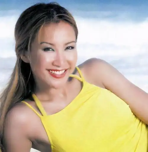 45岁李玟晒照,身材姣好似20岁少女,却因面部僵硬被嘲整容