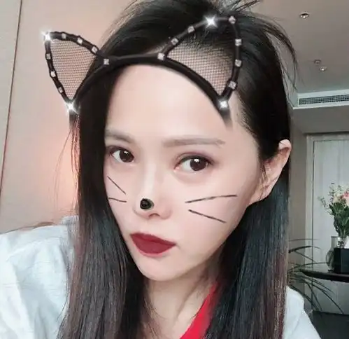 伊能静晒49岁近照,一席粉嫩长裙出镜的她很时尚,宛若20岁少女