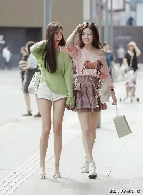 街拍穿超短裤的美女,大长腿逆天,不当模特可惜了