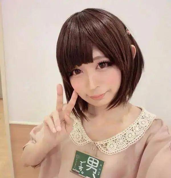 42岁大叔爱上穿女装,化妆后变16岁女孩,花4000万日元打造公主房