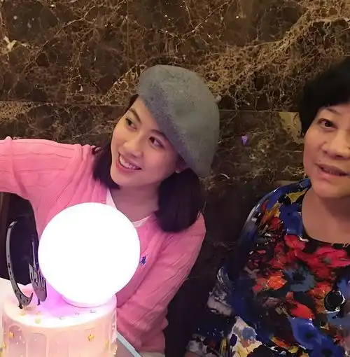 她是香港最干净的女星,身材丰满演技逼真,因拒绝潜规则事业受阻