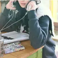 长的漂亮的,喜欢听歌的qq女生戴耳机唯美头像唯美戴耳机的女生头像