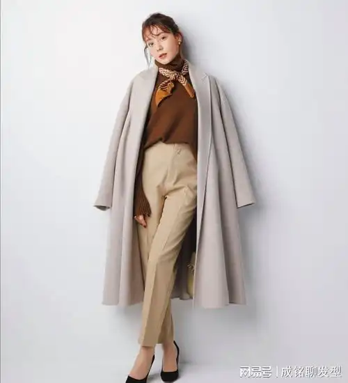 时髦又精致的中年女人,都喜欢大衣围巾丝巾,好看又高级