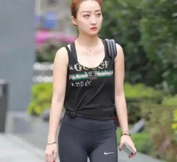 时尚界新贵自然美感打底裤美女,青春靓丽尽显