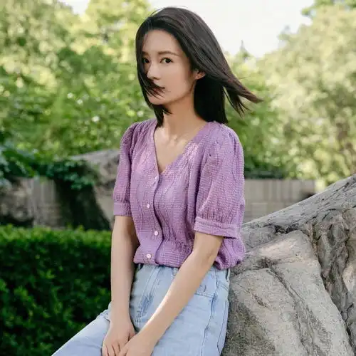 爱上香芋紫针织衫,搭配牛仔裤都是温柔仙气造型,穿出甜美少女感
