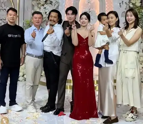 海哈金喜带娃赴好友婚礼,见新人拥吻现场落泪,与同学张博宇碰杯