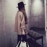 求女生头像背景白长发带白帽子长白色上衣