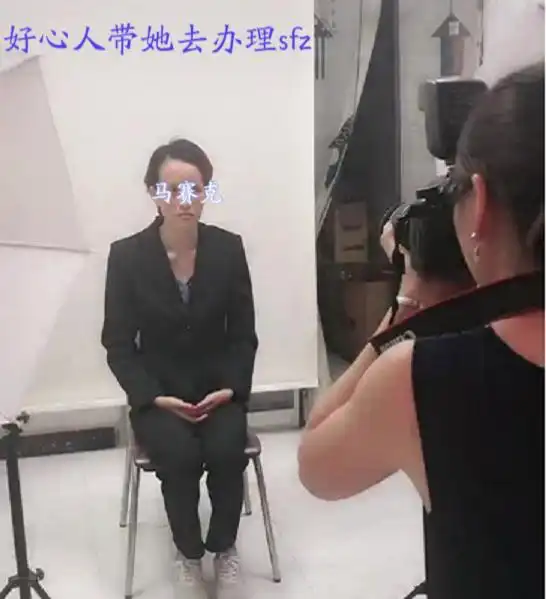 流浪深圳的江西女大学生又出现了,睡在天桥下,不肯去工作