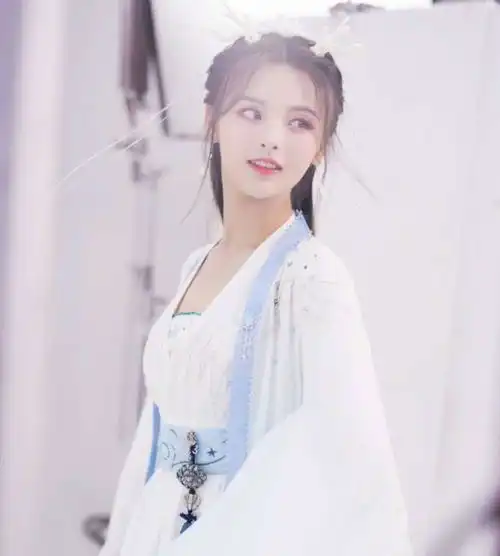 杨超越精致妆容搭配古装服饰,尽显仙女气质,真是妥妥的小龙女了