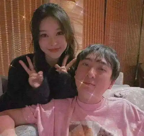 新瓜新女伴不小心踩空,围观者疑似嘲笑,王思聪差点和别人打架