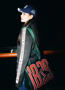 黑夜里也要发光沈梦辰街拍涂红唇秀长腿