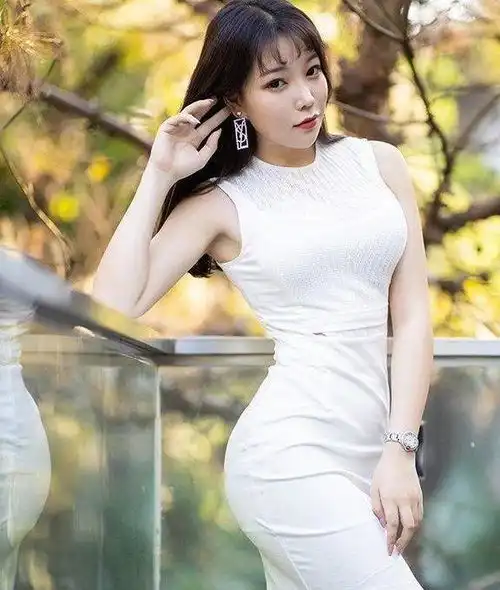 杨柳细腰的打底裤美女,更显美丽大方,简单优雅