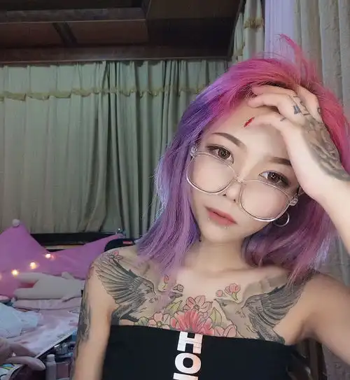 杨清柠的好闺蜜现身,霸气纹身扎眼,网友社会茜