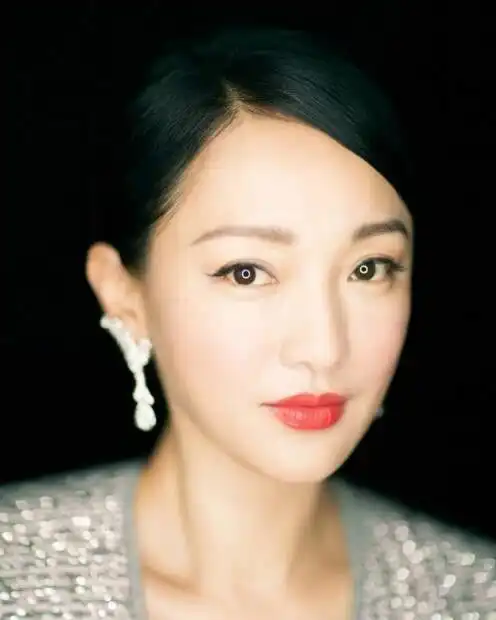 她是华语电影史上第一位三金影后,44岁仍有满满少女感