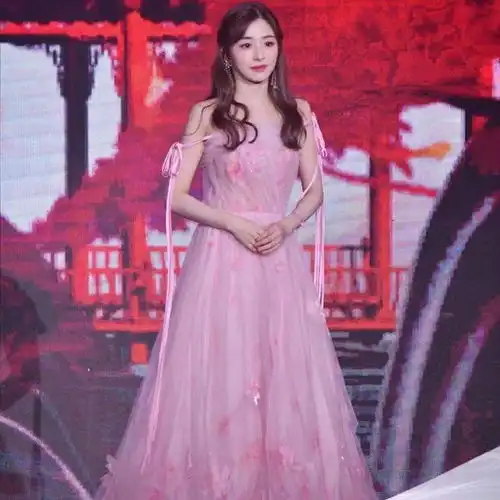 粉色礼服太土张含韵用两条带子装饰,美成仙女