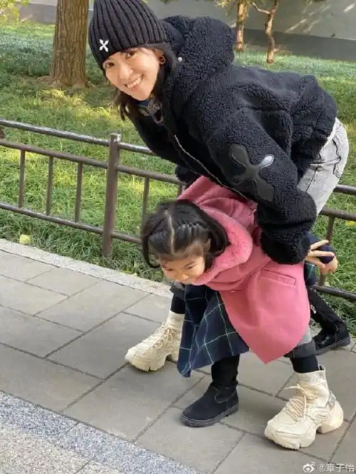 汪峰一家四口同框,章子怡素颜清秀皮肤好,与儿女互动温馨惹人羡