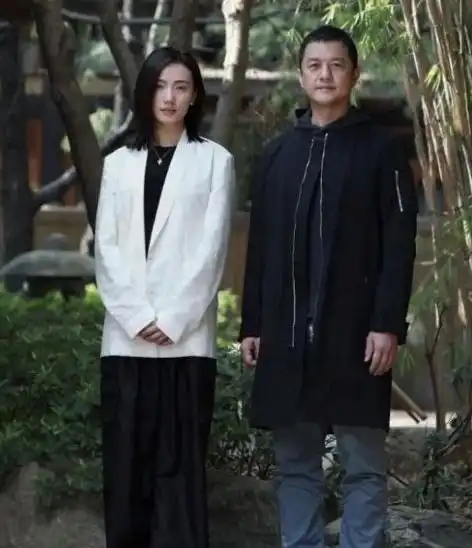 李亚鹏带女友去洱海边用餐,他对女友很宠溺,亚鹏在景区与美女合影