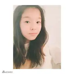 李咏14岁女儿近照露背