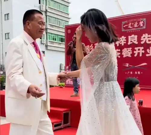 64岁万梓良商演玩太嗨,和女司仪牵手跳舞,女方表情尴尬不情愿