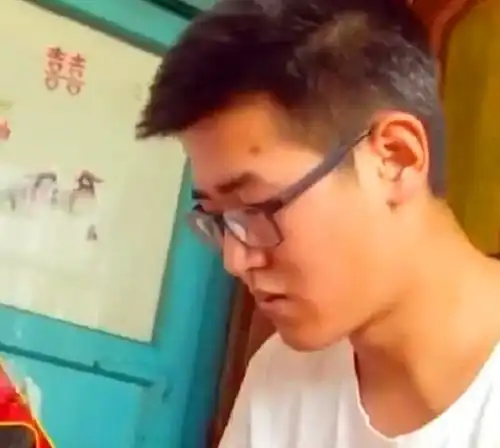 搬砖男孩被清华录取,比不上家境只有更努力,寒门再难出贵子