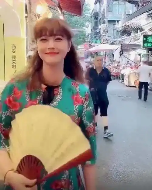 52岁周海媚近照,皮肤白嫩细腻保养超好,这才是真正的不老女神