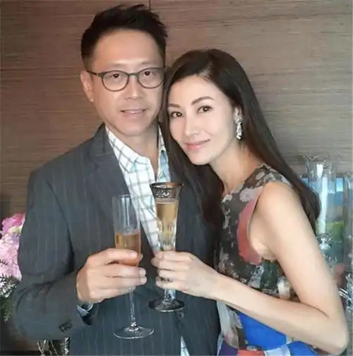 富三代许晋亨58岁没上过班,娶女星李嘉欣,每月还领零花钱